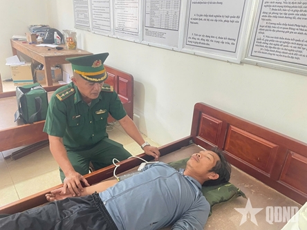 Dak Lak’s border guard mobilizes fishing boats to rescue four fishermen